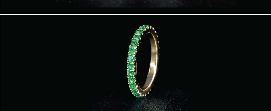 Full Eternity Round Emerald Banda in Oro Amarillo