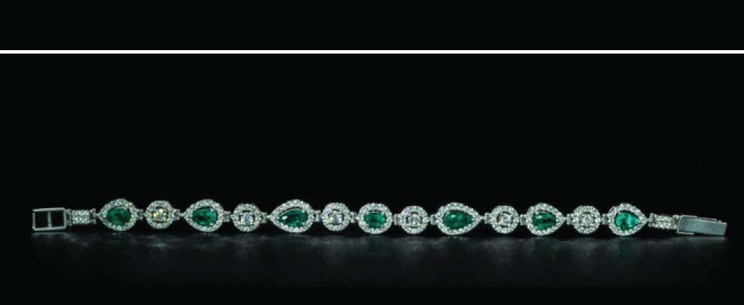 Corte Mixto Emerald Tennis Brazalete with Alternating Pear and Round Stones and Diamond Halos in Oro Blanco