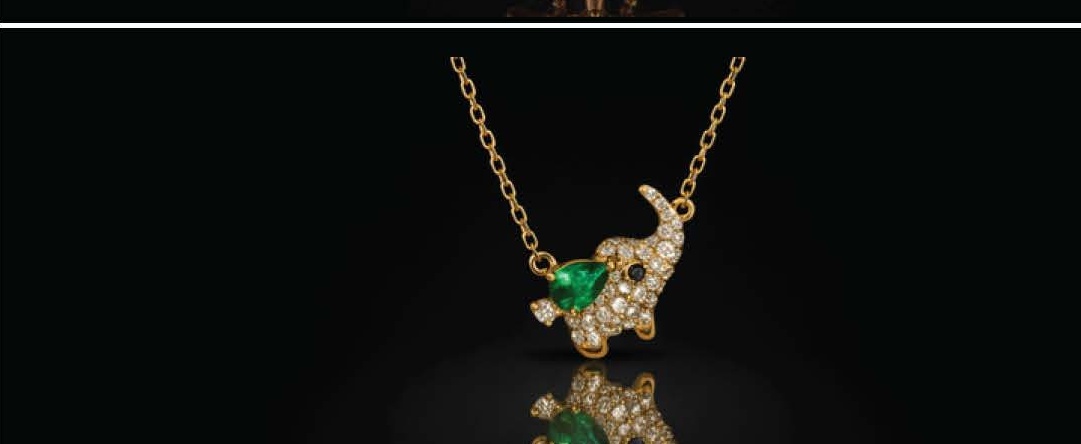 Pear Shape Emerald Prong Set elephant Dije with Pavé Diamond Body in Oro Amarillo
